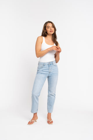 MONICA - Jean mom